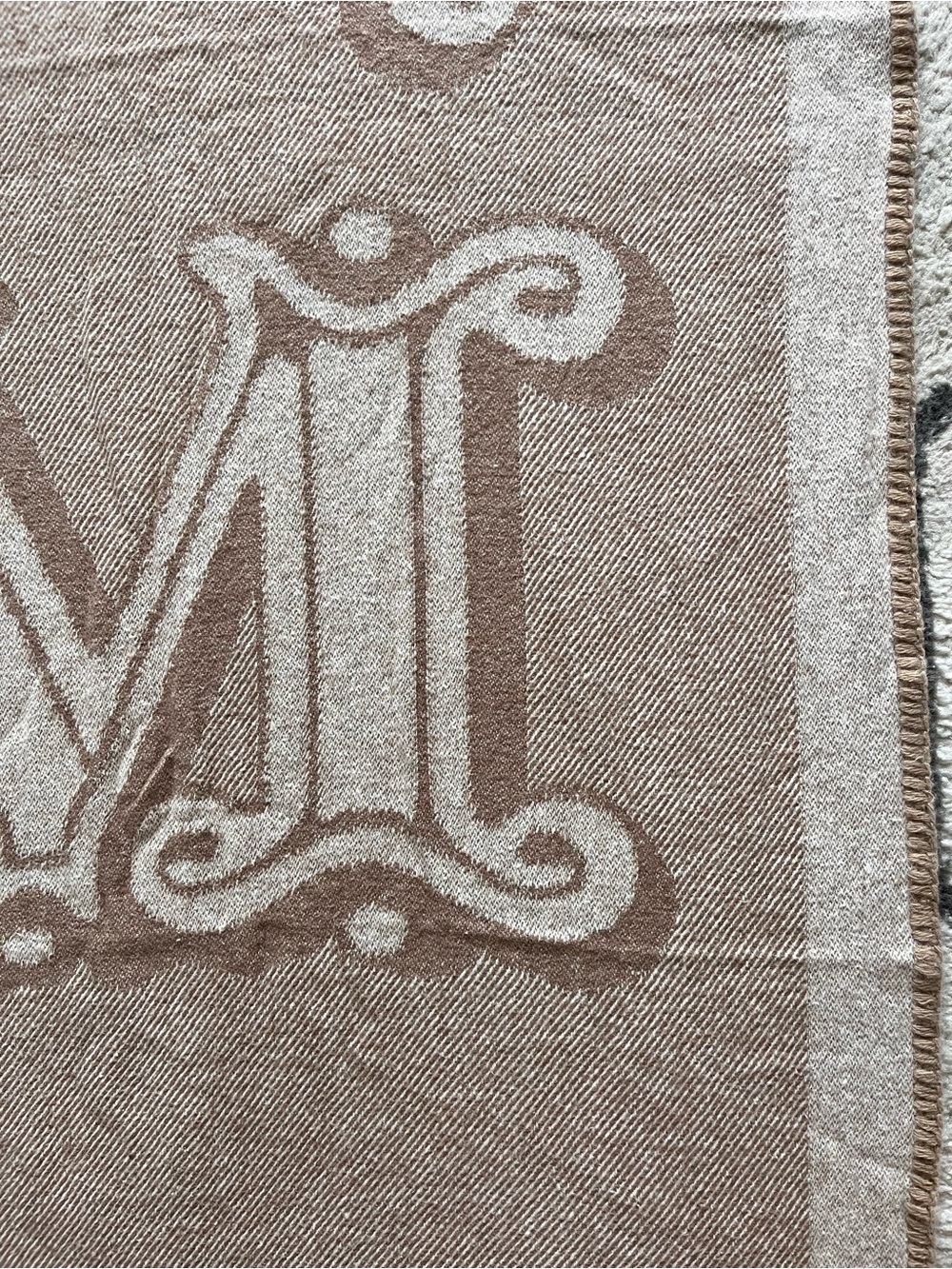 Max Mara Throw Blanket 50”x60” Beige and Cream Made in Italy Read* - Picture 2 of 7